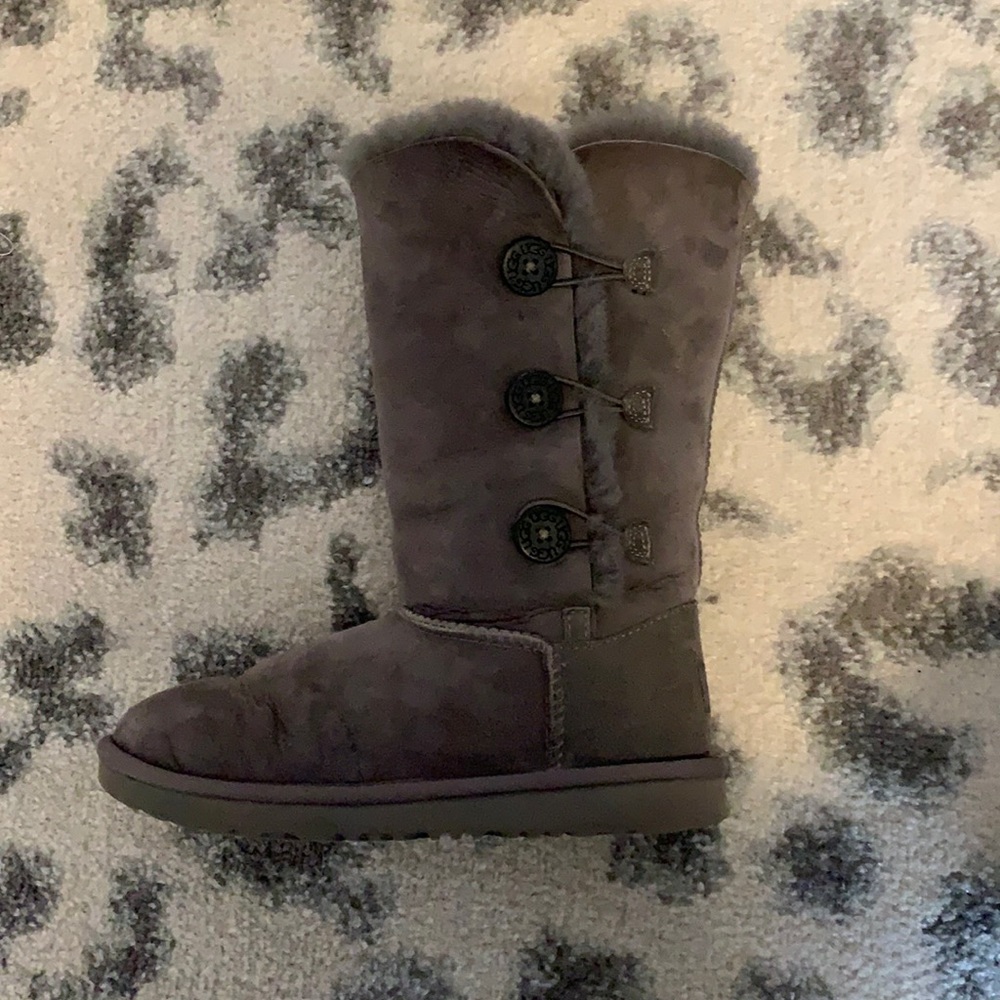 gray tall ugg boots.